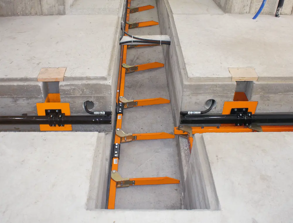 Hydraulic gutter cleaner